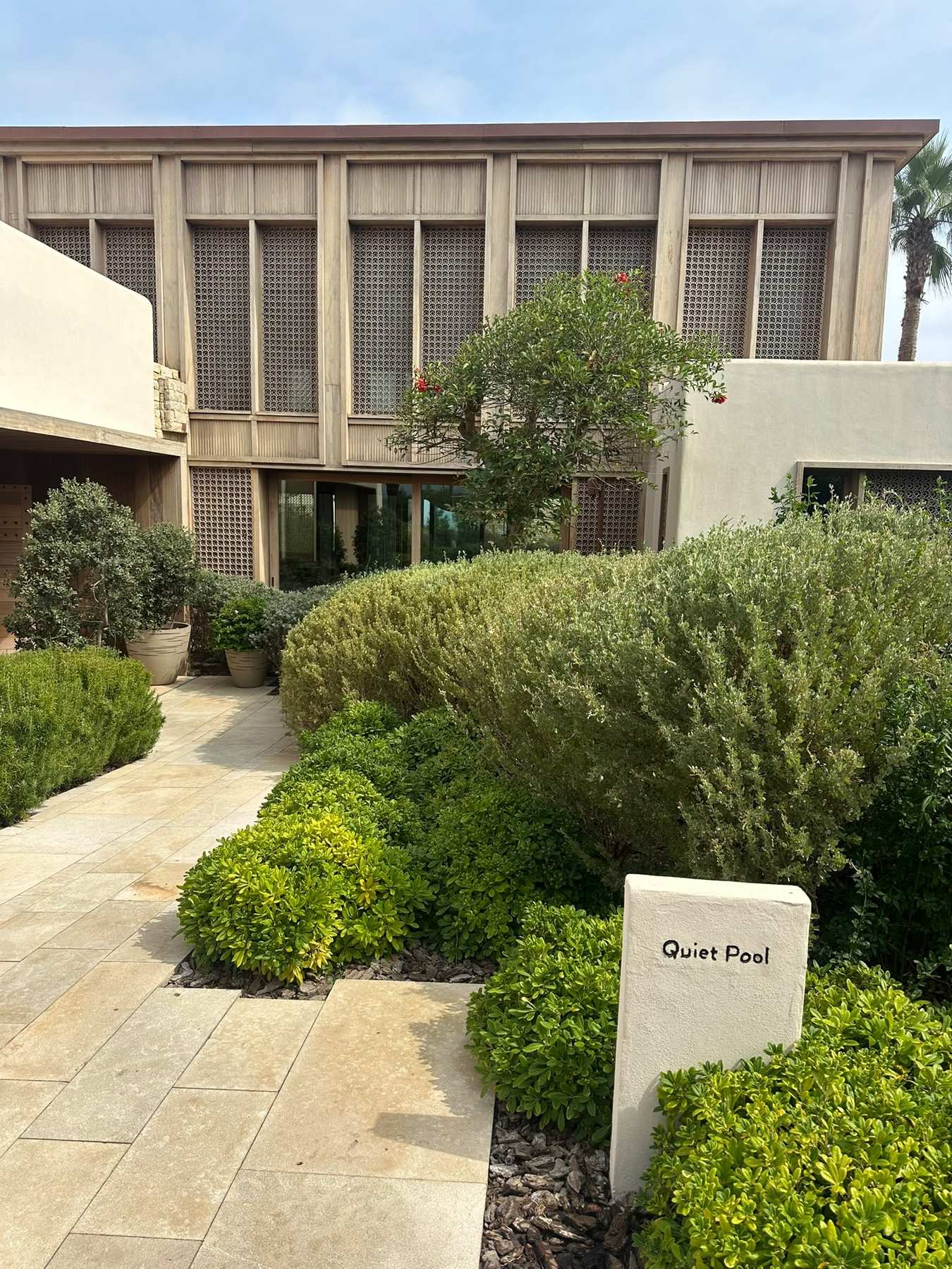 Tuinpad naar het gebouw van de Quiet Pool met houten latwerk in de medi-spa van Royal Mansour Tamuda Bay